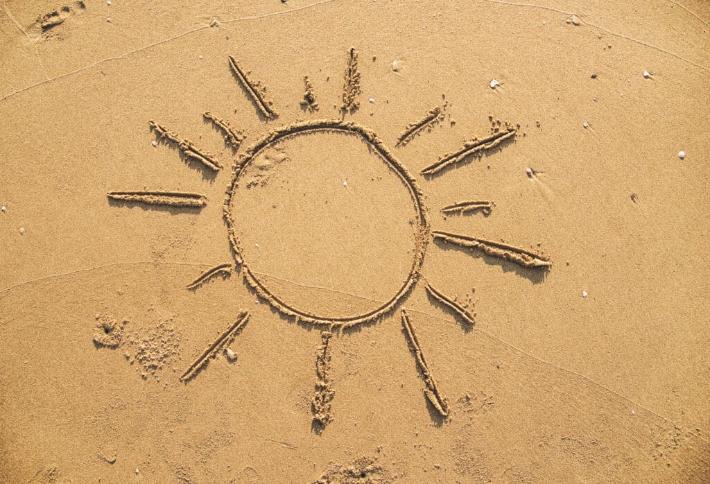 Soleil dessiné sur le sable